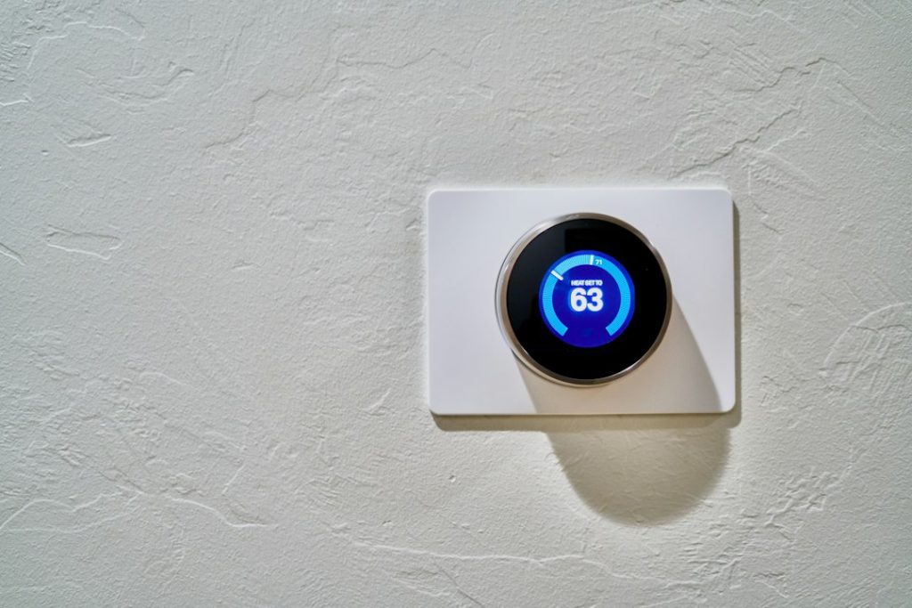 Wall thermostat for HVAC short cycling guide